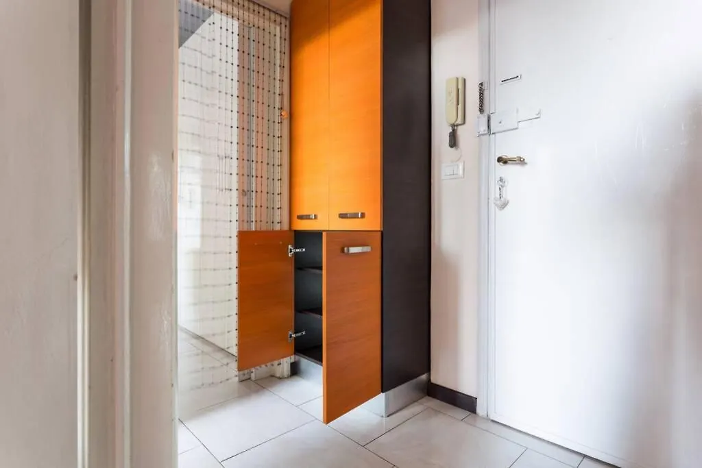Bright & Cozy Room With Balcony Μιλάνο Πανσιόν